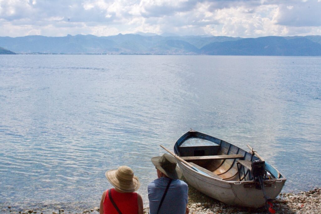 entspannen sie sich am see und genießen sie die ruhige atmosphäre, um körper und geist zu revitalisieren.