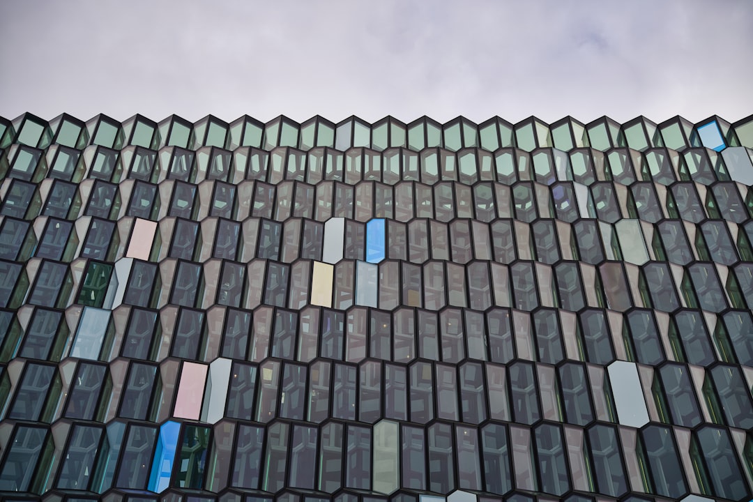 entdecken sie innovative solardachziegel, die nahtlos in ihr dach integriert werden und umweltfreundliche energie erzeugen.